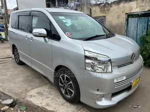 Toyota Voxy X L Edition 2WD 8-Seater 2013 Silver