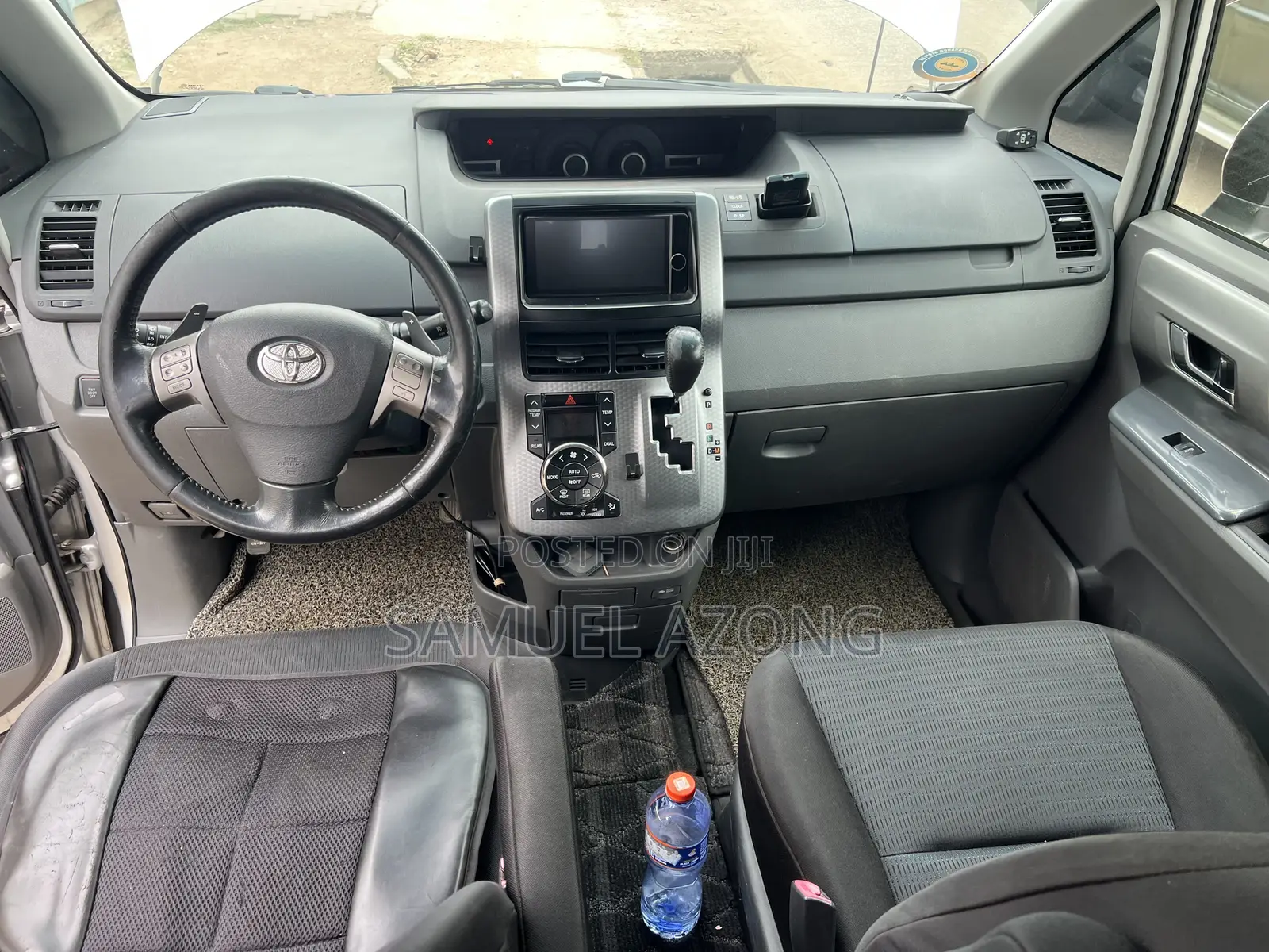 Toyota Voxy X L Edition 2WD 8-Seater 2013 Silver