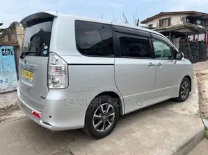 Toyota Voxy X L Edition 2WD 8-Seater 2013 Silver