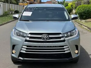 Toyota Highlander LE 2019 Silver