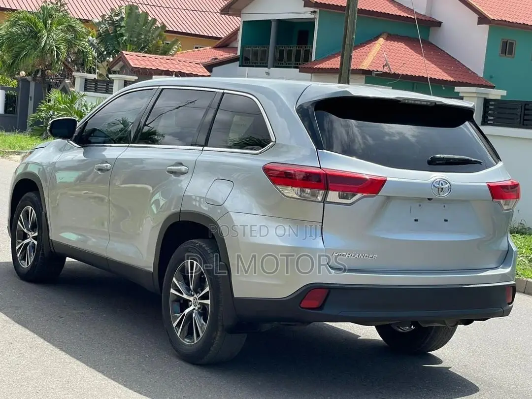 Toyota Highlander LE 2019 Silver
