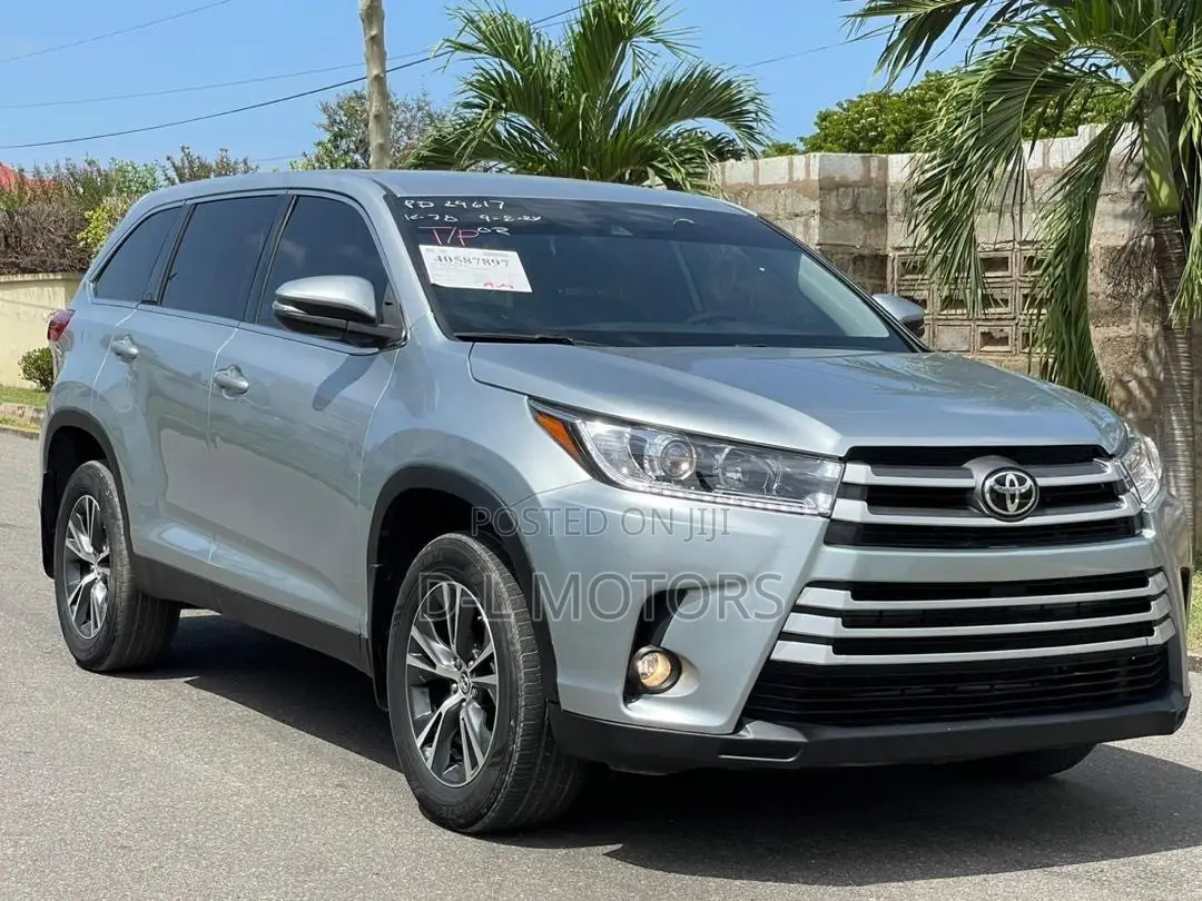 Toyota Highlander LE 2019 Silver