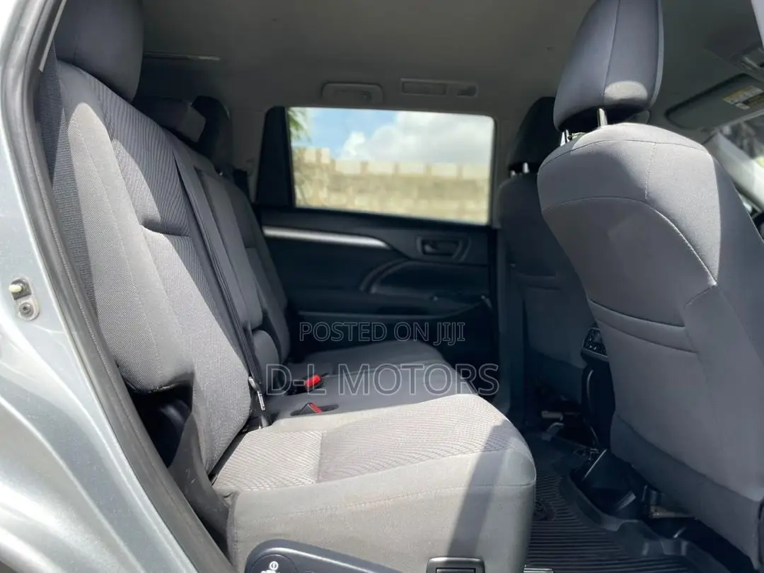 Toyota Highlander LE 2019 Silver
