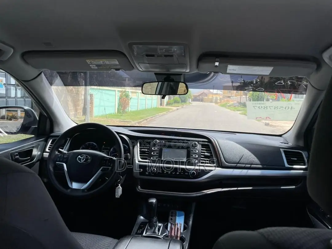 Toyota Highlander LE 2019 Silver