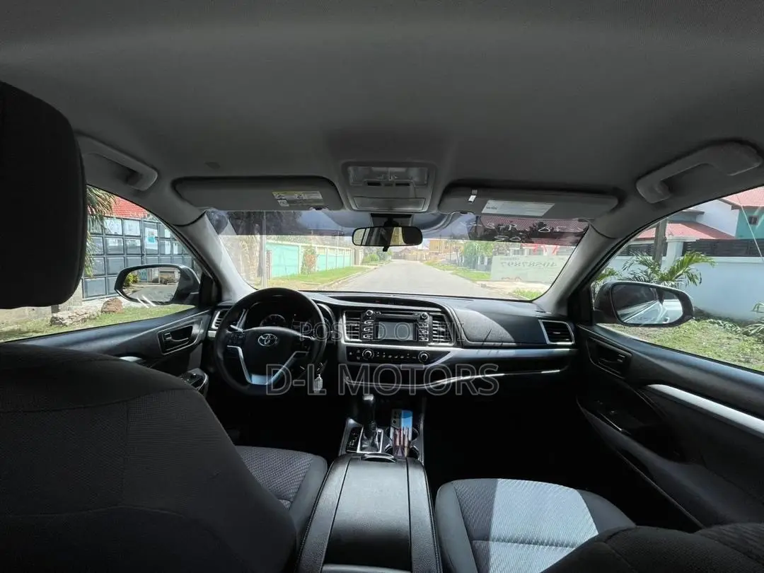 Toyota Highlander LE 2019 Silver