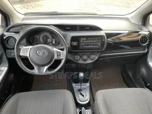 Toyota Vitz 1.3 FWD 5dr 2015 Blue