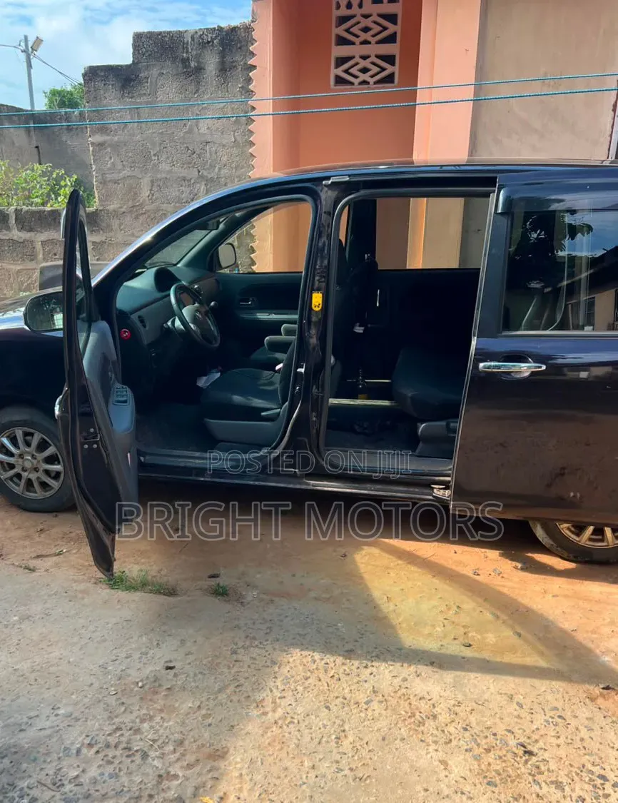 Toyota Sienta 1.5 FWD 2013 Black