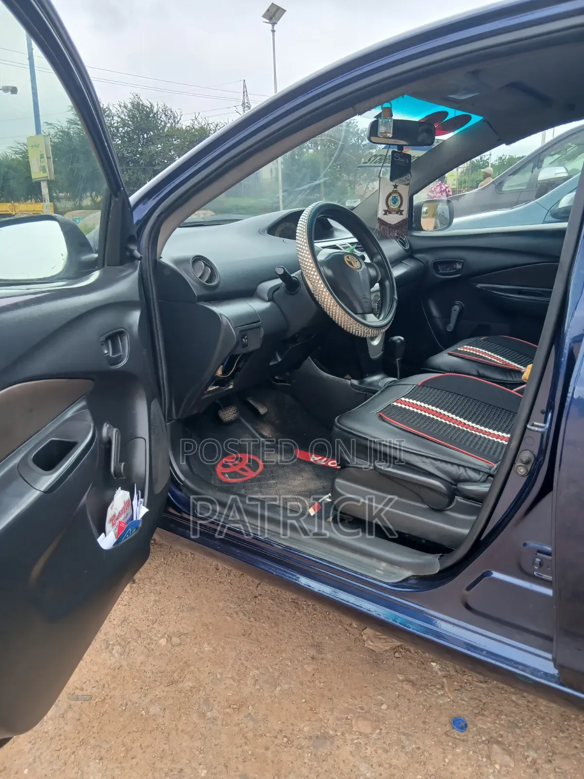 Toyota Yaris Base Sedan 4dr 2010 Black