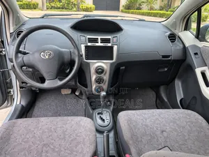 Toyota Vitz 1.5 FWD 5dr 2010 Silver
