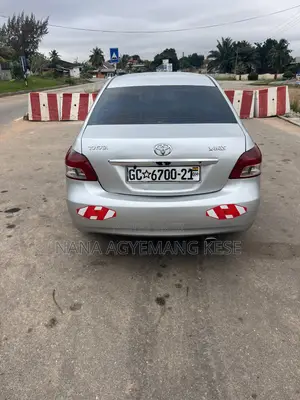 Toyota Yaris Base Sedan 4dr 2010 Silver