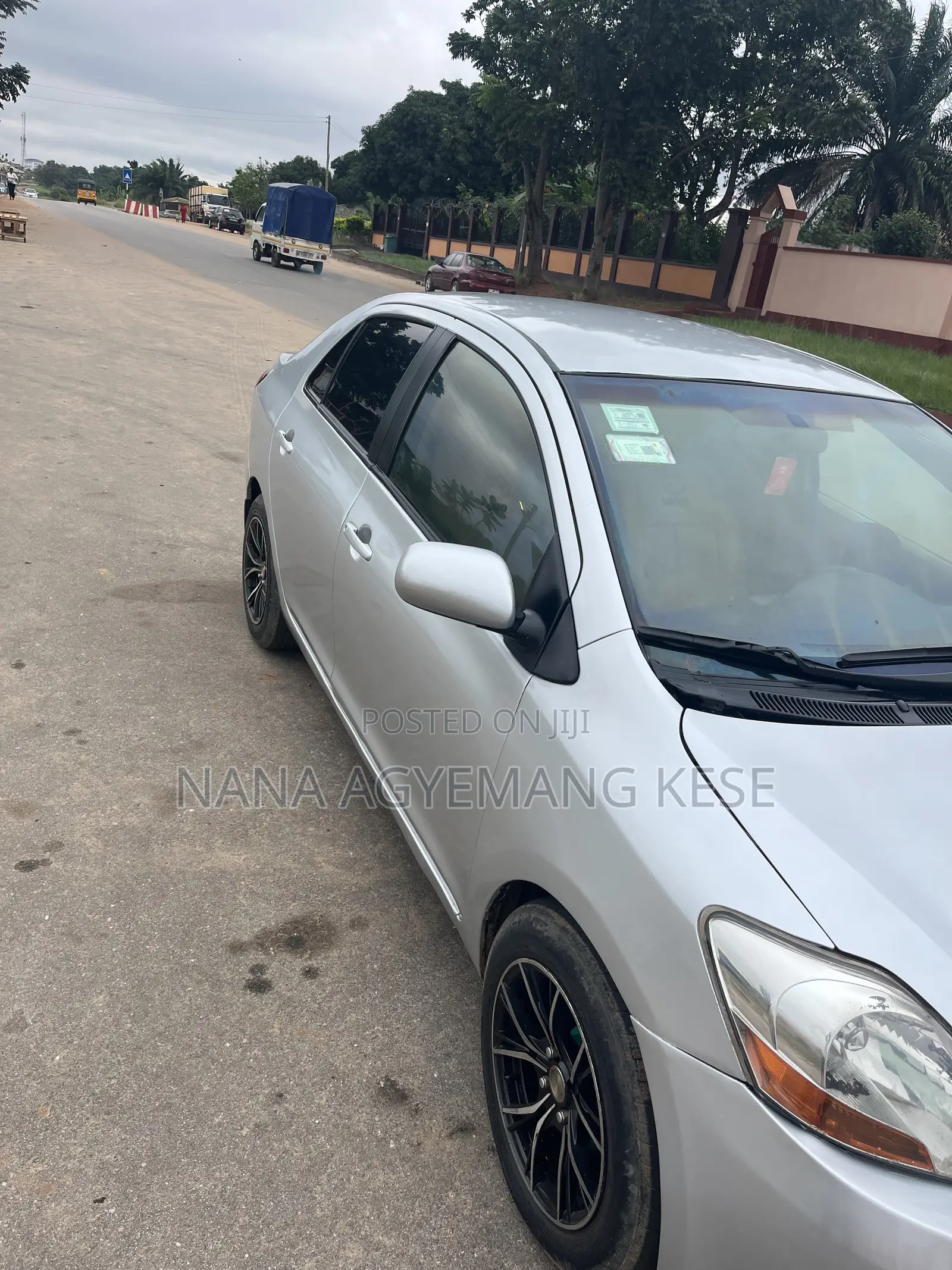 Toyota Yaris Base Sedan 4dr 2010 Silver