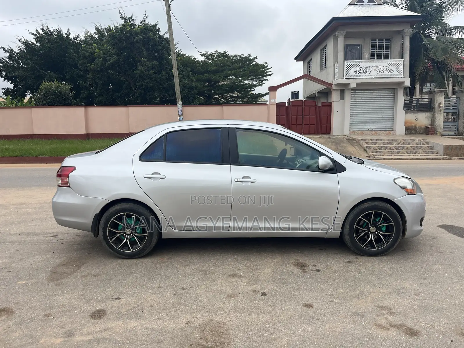 Toyota Yaris Base Sedan 4dr 2010 Silver