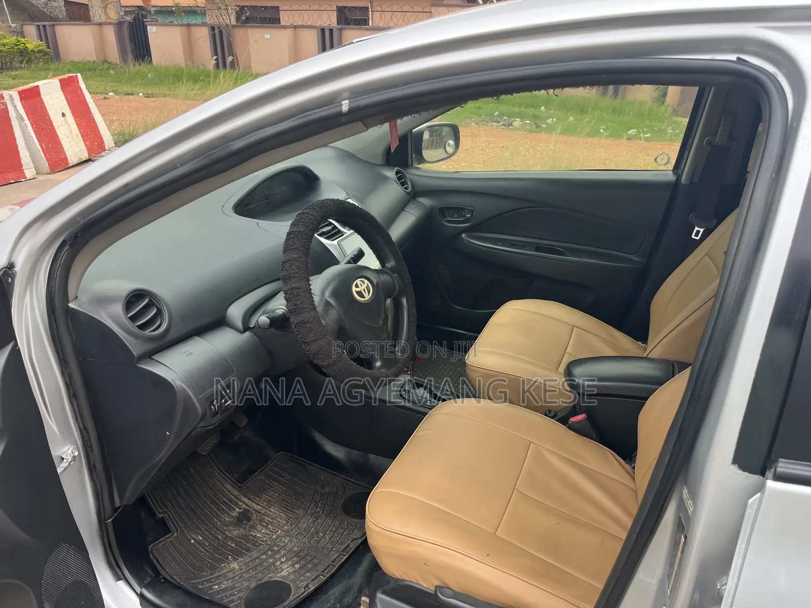 Toyota Yaris Base Sedan 4dr 2010 Silver