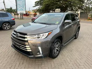 Toyota Highlander LE Plus 2019 Gray
