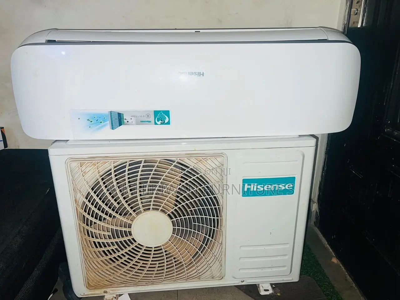 Hisense 2.5 HP AIRCONDITION With All Accessories ( 2 Months Used )