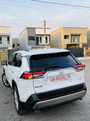Toyota RAV4 XLE 2025 White
