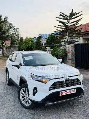Toyota RAV4 XLE 2025 White