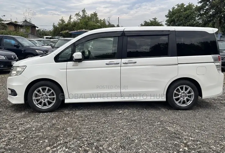 Honda Stepwgn 2012 White