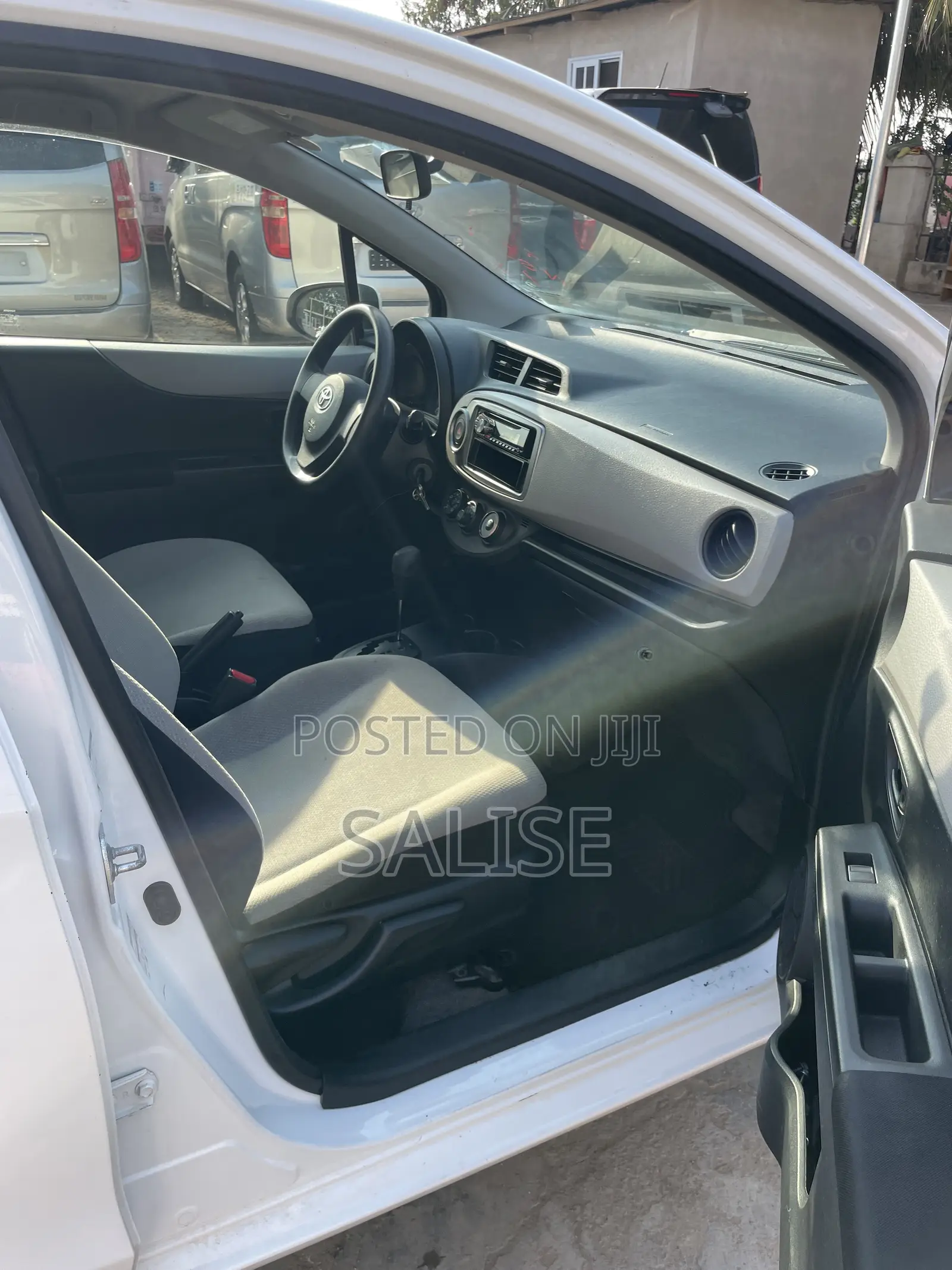 Toyota Vitz 1.3 AWD 5dr 2012 White