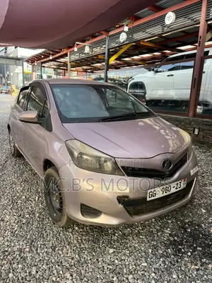 Toyota Vitz 2013 Silver