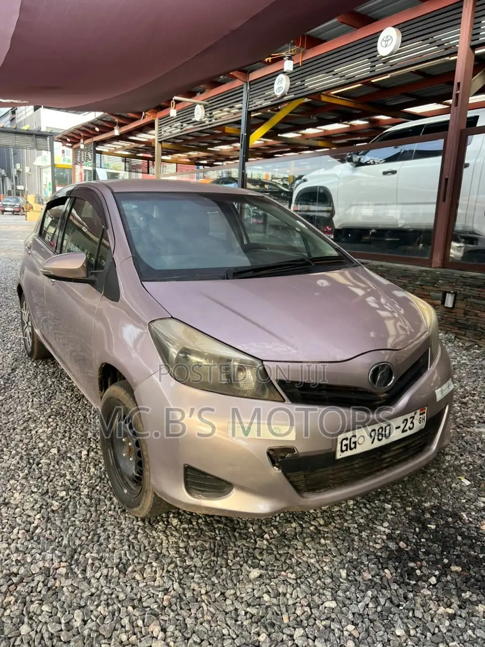 Toyota Vitz 2013 Silver