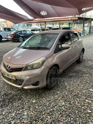 Toyota Vitz 2013 Silver