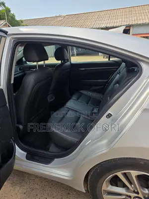 Hyundai Elantra Limited Sedan FWD (2.0L 4cyl 6A) 2017 Off white