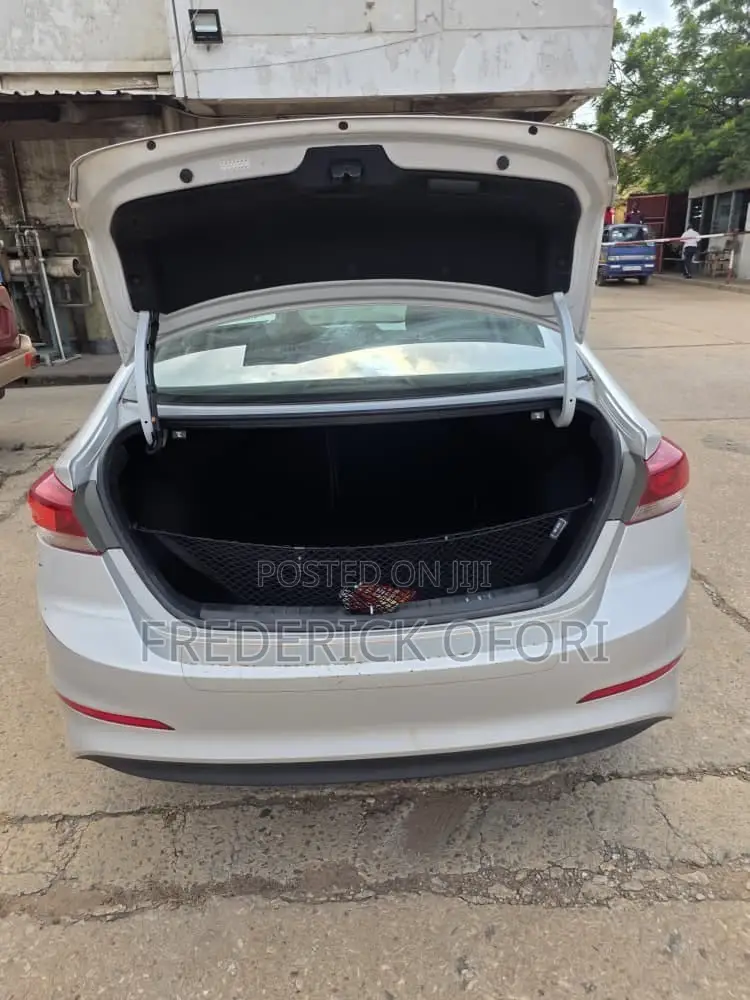 Hyundai Elantra Limited Sedan FWD (2.0L 4cyl 6A) 2017 Off white