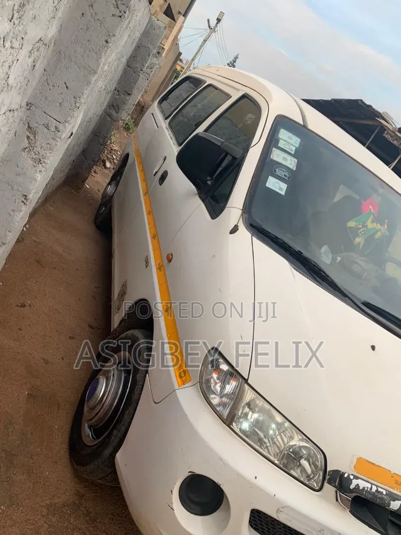 Hyundai H-100 2004 White