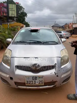 Toyota Vitz 2010 Silver