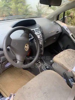Toyota Vitz 2010 Silver