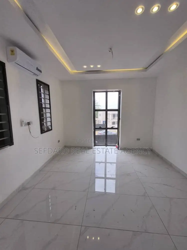 4bdrm Duplex in Sefdard Properties, Ashomang Estate for sale