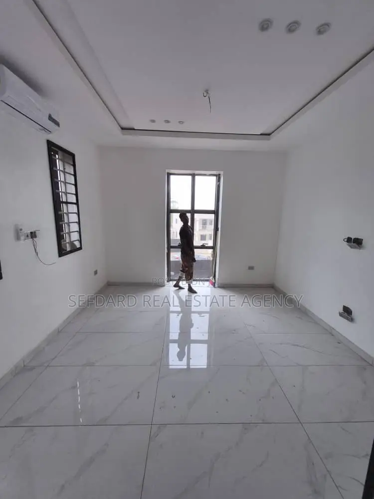 4bdrm Duplex in Sefdard Properties, Ashomang Estate for sale