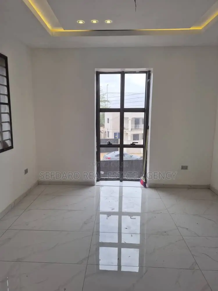 4bdrm Duplex in Sefdard Properties, Ashomang Estate for sale
