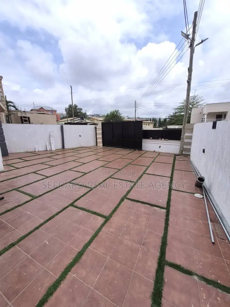 4bdrm Duplex in Sefdard Properties, Ashomang Estate for sale