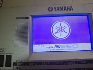 Yamaha PSR S550