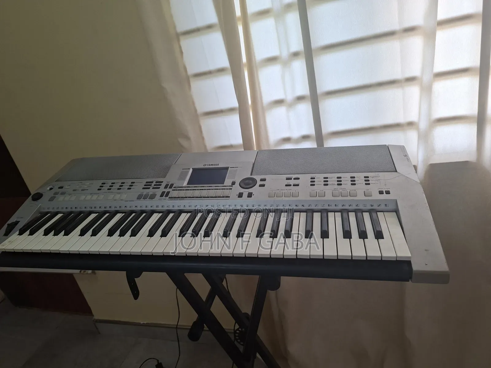 Yamaha PSR S550