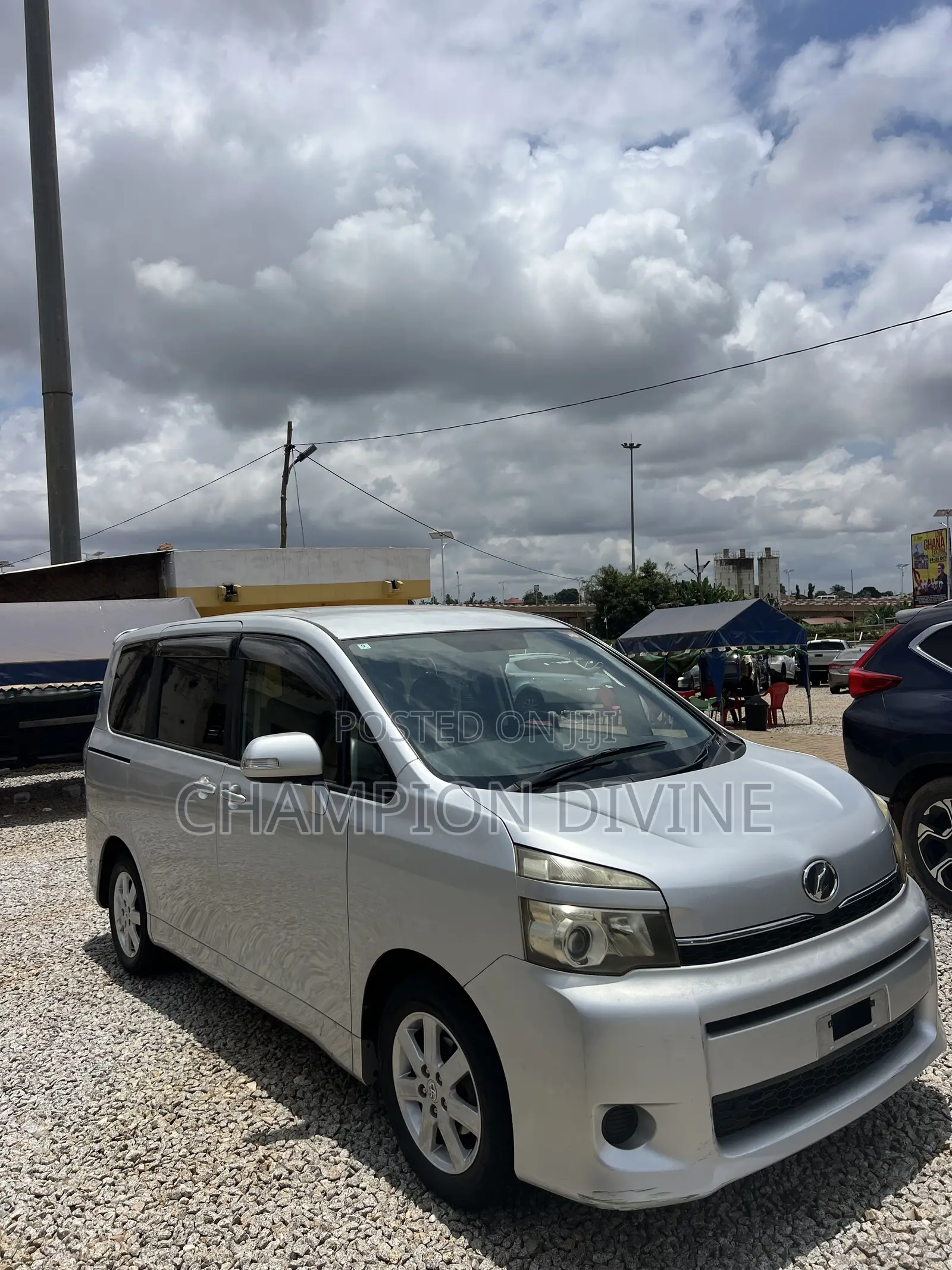 Toyota Voxy 2011 Silver