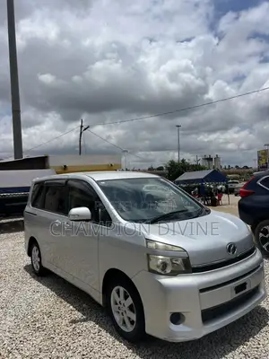 Toyota Voxy 2011 Silver