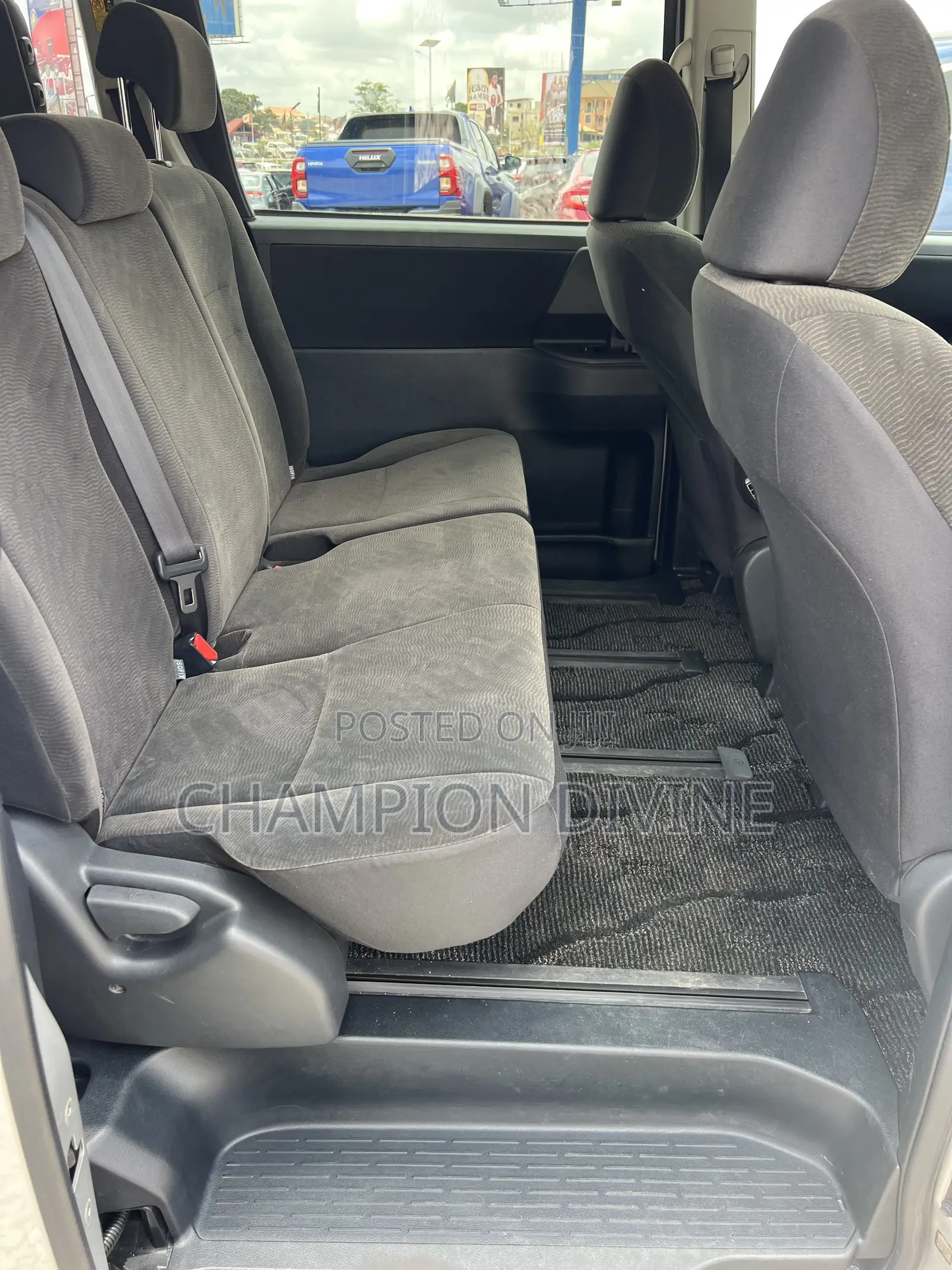 Toyota Voxy 2011 Silver