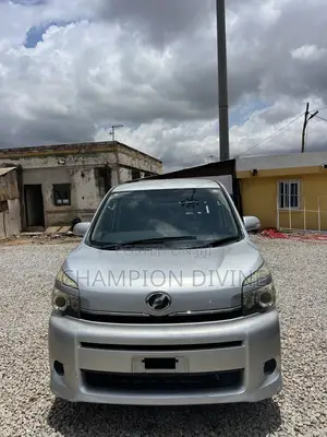 Toyota Voxy 2011 Silver
