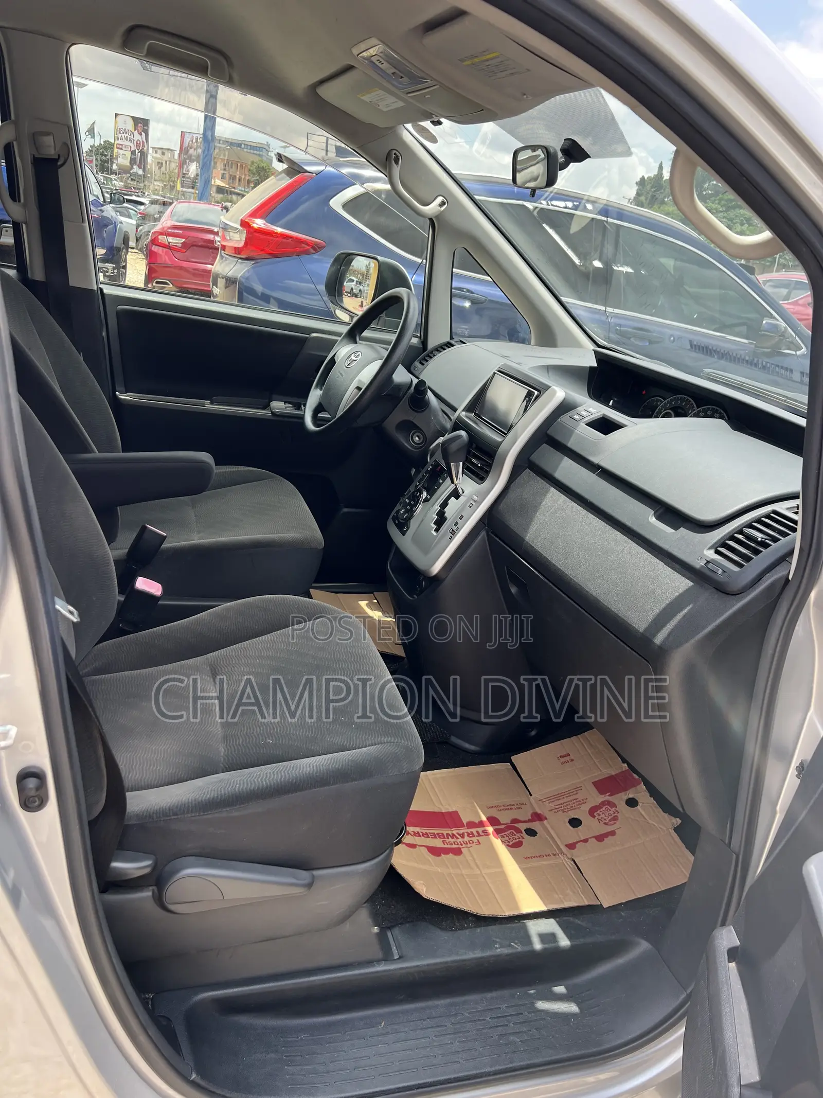 Toyota Voxy 2011 Silver