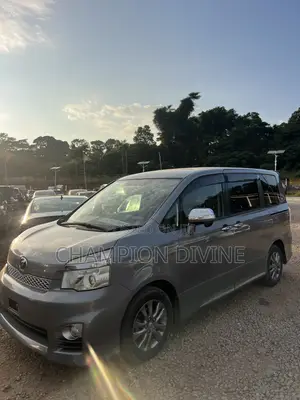 Toyota Voxy 2013