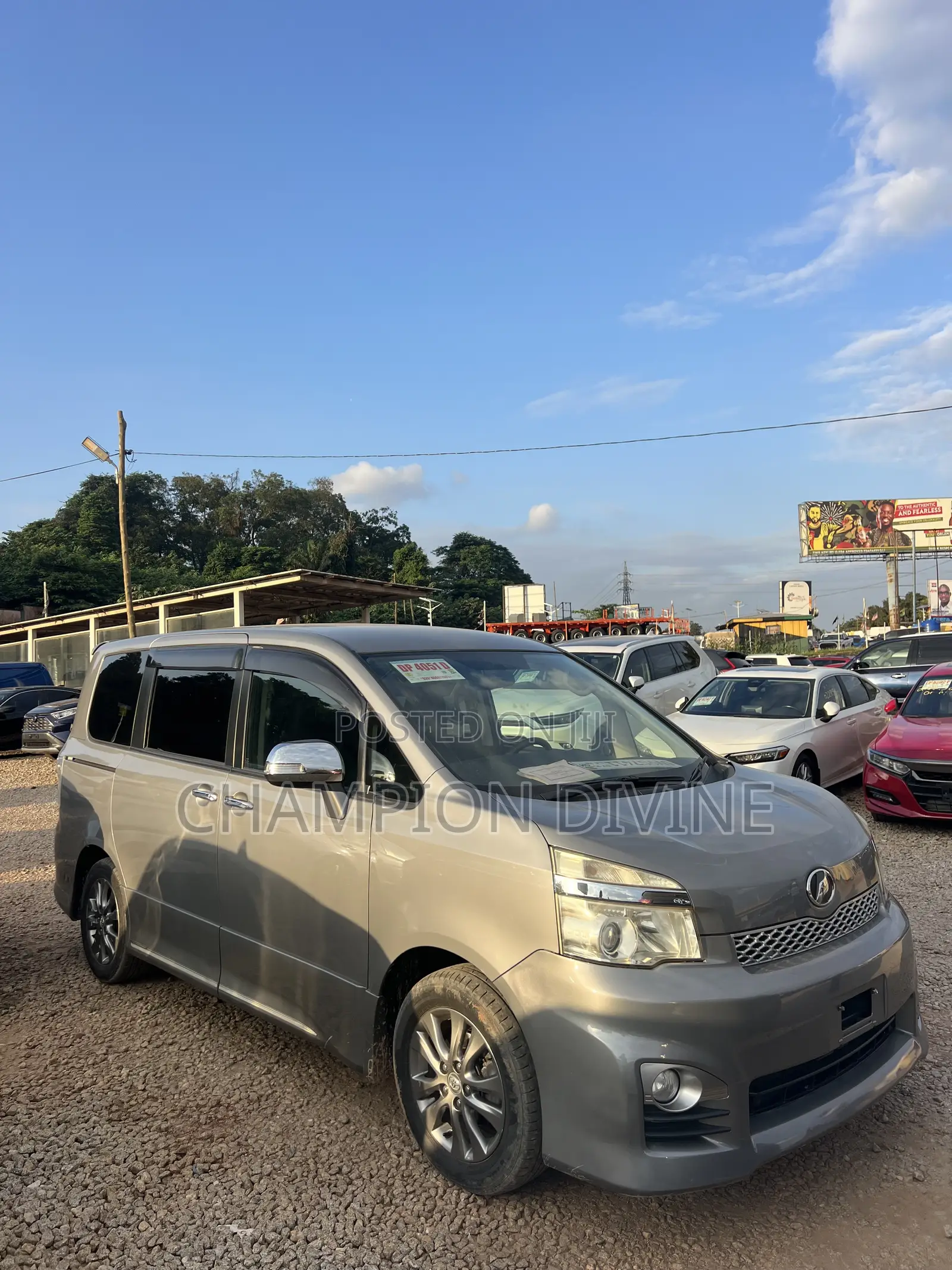 Toyota Voxy 2013
