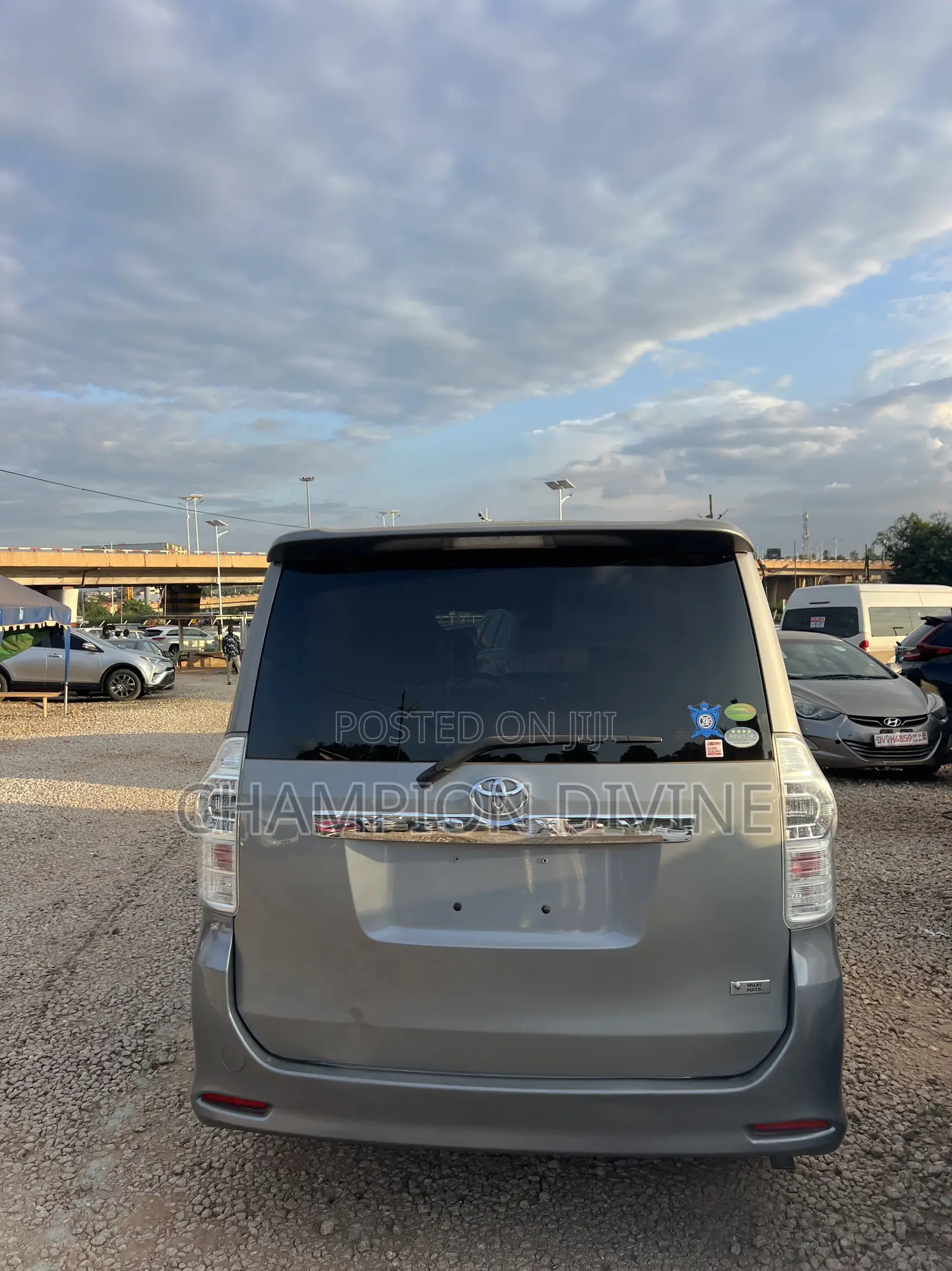 Toyota Voxy 2013