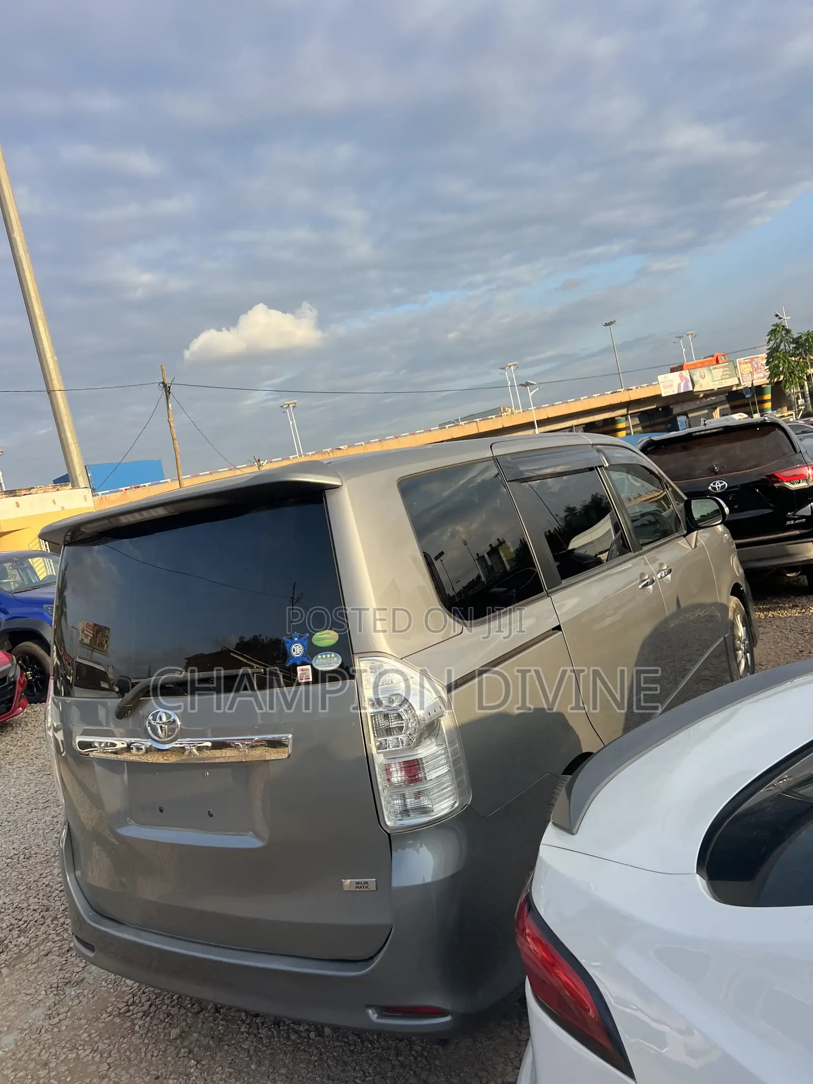 Toyota Voxy 2013