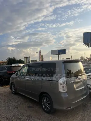 Toyota Voxy 2013
