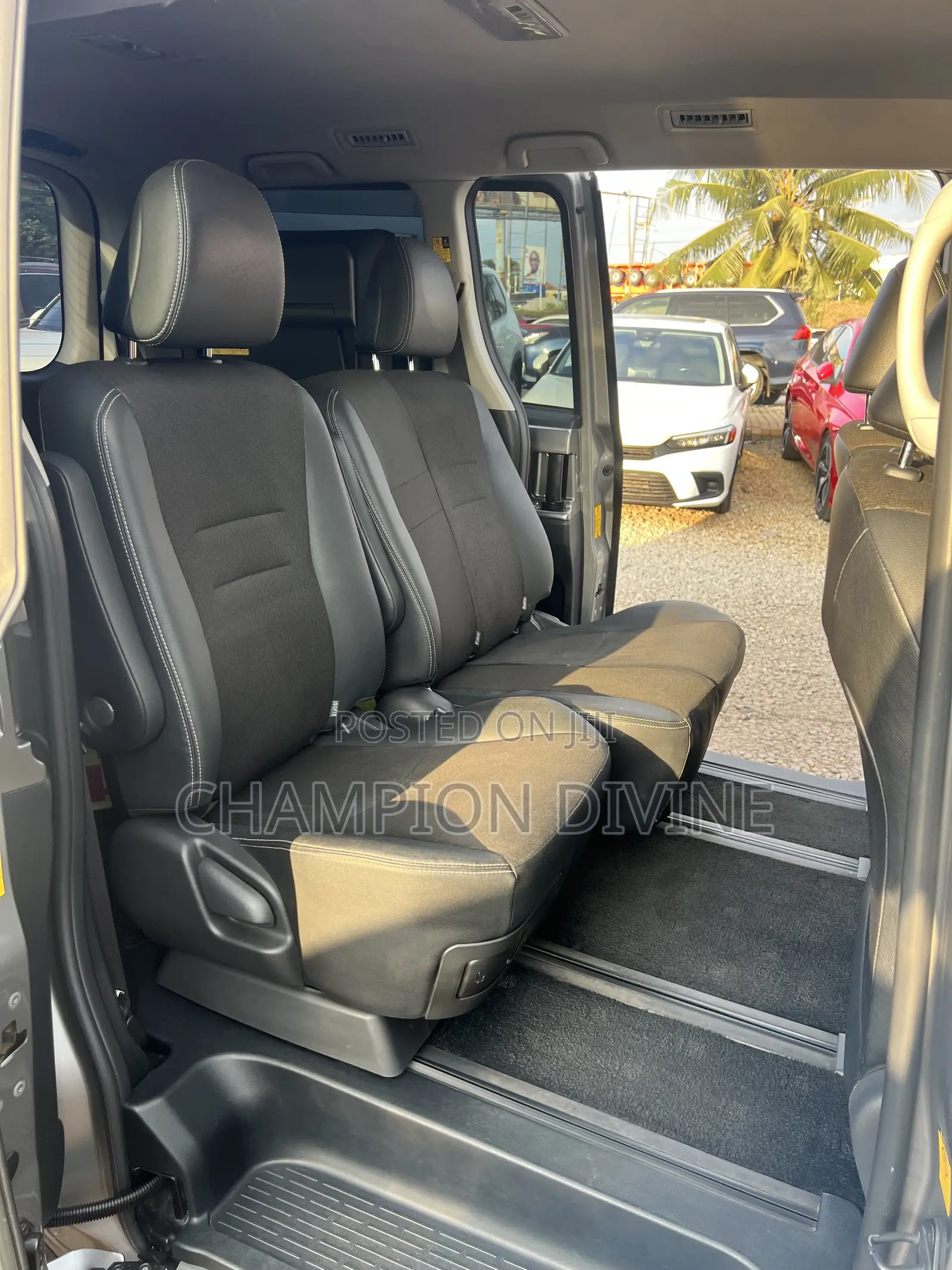 Toyota Voxy 2013