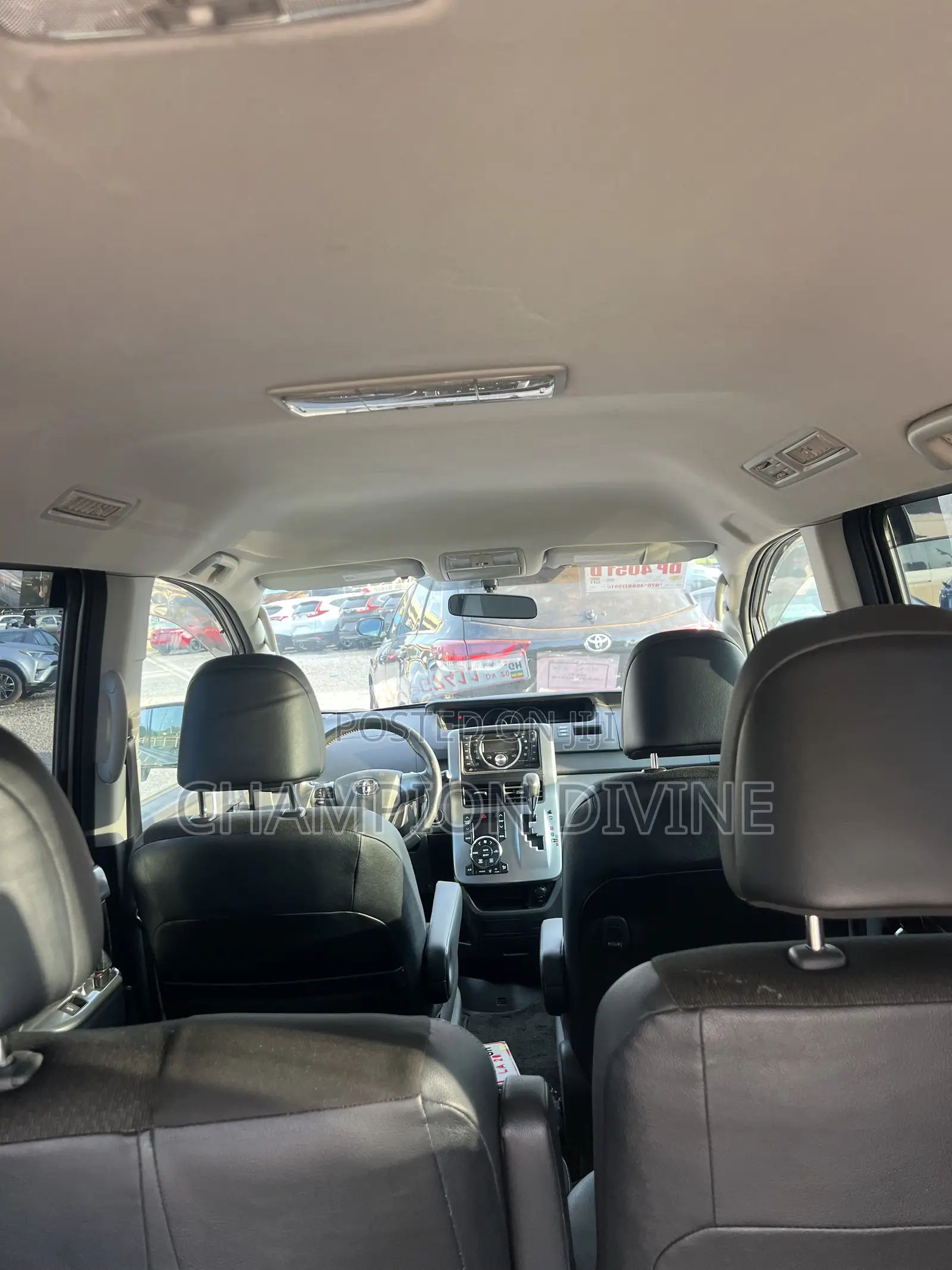 Toyota Voxy 2013