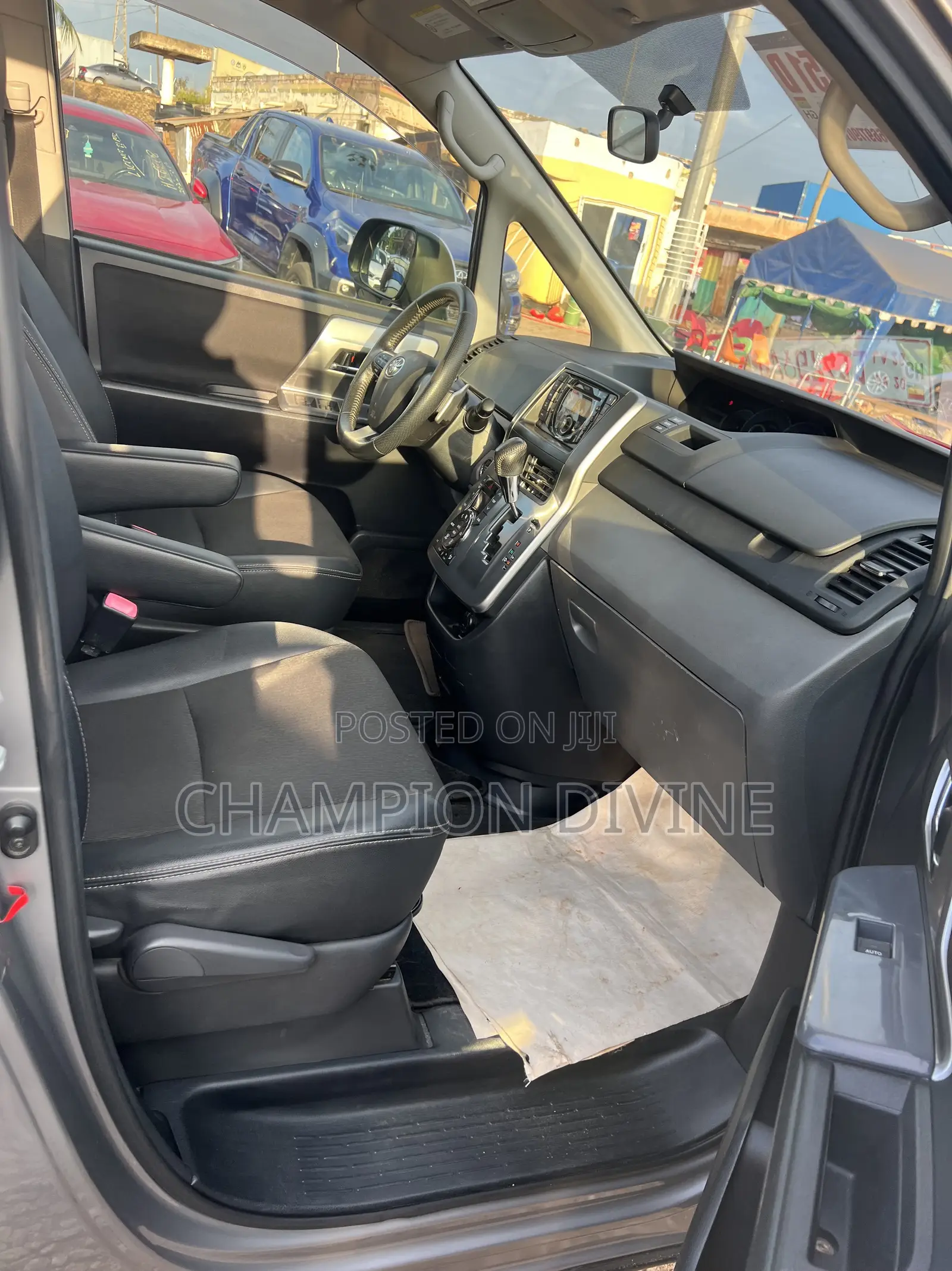 Toyota Voxy 2013